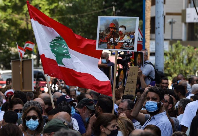 29 September 2021, Lebanon, Beirut: Lebanese demonstrators gather outside the Ministry of Justice during a mass demonstration to protest the suspension of the investigation into last year's port explosion.  The probe into the devastating Beirut port exp