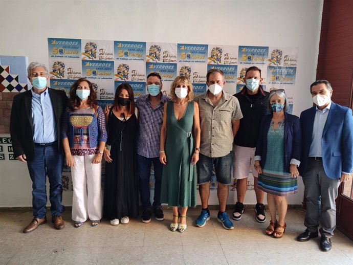 La delegada territorial de Educación y Deporte de la Junta de Andalucía en Córdoba, Inmaculada Troncoso (centro), en la inauguración los actos organizados para la celebración del 50 aniversario del IES Averroes.