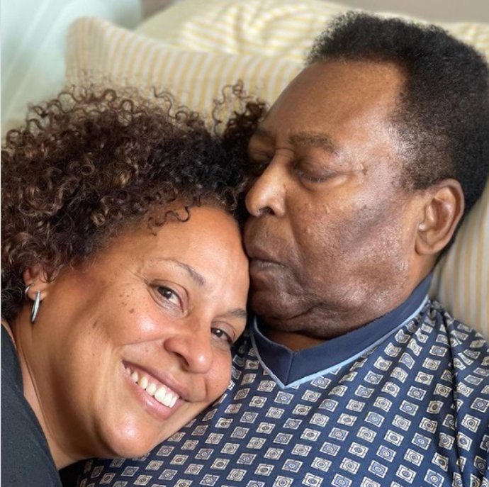 Pelé es abrazado por su hija Kely