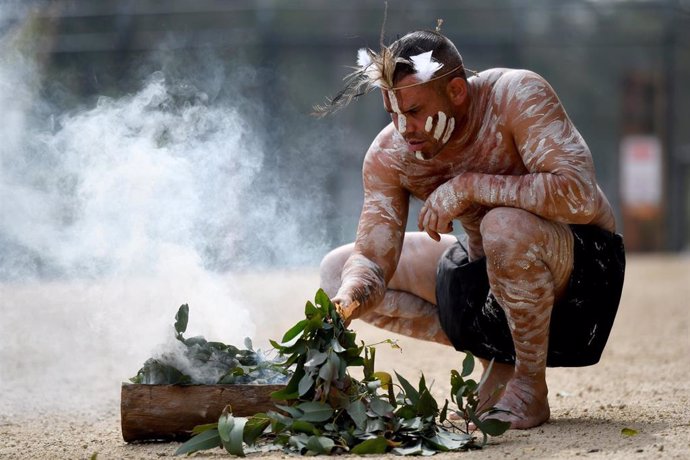Archivo - Un australiano celebra un rito aborigen durante la apertura de un nuevo zoo en Sídney.