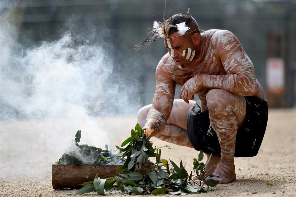 Archivo - Un australiano celebra un rito aborigen durante la apertura de un nuevo zoo en Sídney.