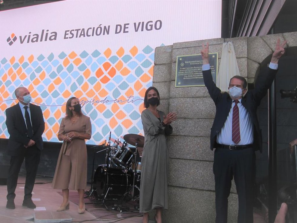 El alcalde, Abel Caballero, junto a la secretaria de Estado de Transportes, Movilidad y Agenda Urbana, Isabel Pardo de Vera;  la conselleira Ethel Vázquez; y  Manuel Teba (Nhood España), en la inauguración del Centro Comercial Vialia-Estación de Vigo.