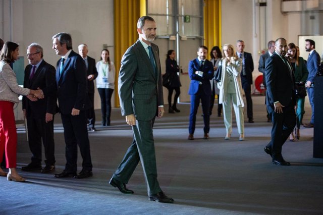 Archivo - El Rey Felipe VI en la inauguración de la última edición del salón Automobile Barcelona, en 2019
