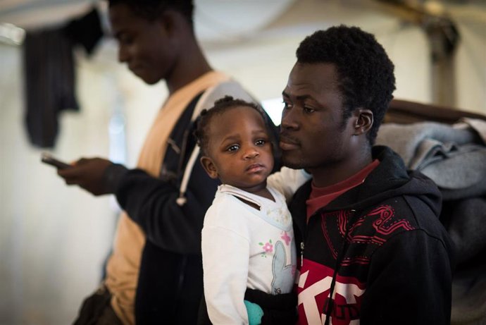 Un padre con su pequeña en una imagen de archivo
