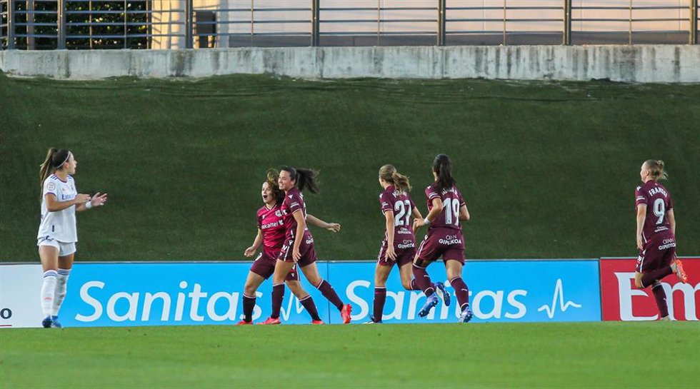 Las jugadoras de la Real Sociedad celebran el gol de penalti de Nerea Eizagirre en el encuentro ante el Real Madrid de la Primera Iberdrola 2021-2022
