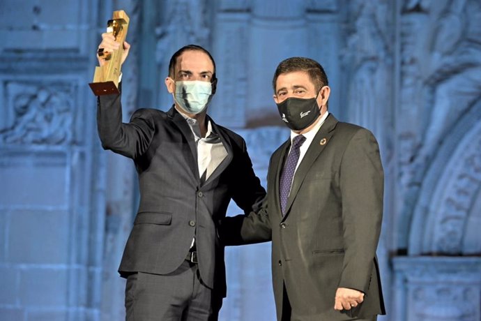 Alberto Conejero, junto a Francisco Reyes, recibe el Premio Jaén Paraíso Interior 2021