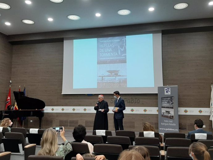 El cardenal Rouco Varela y el periodista Pedro José Rodríguez Rabadán en la presentación del libro 'Huellas de una tormenta' (Palabra).