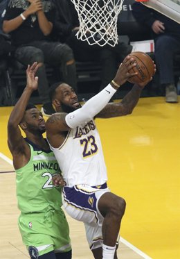 Archivo - LeBron James ante Andrew Wiggins en un partido de la NBA