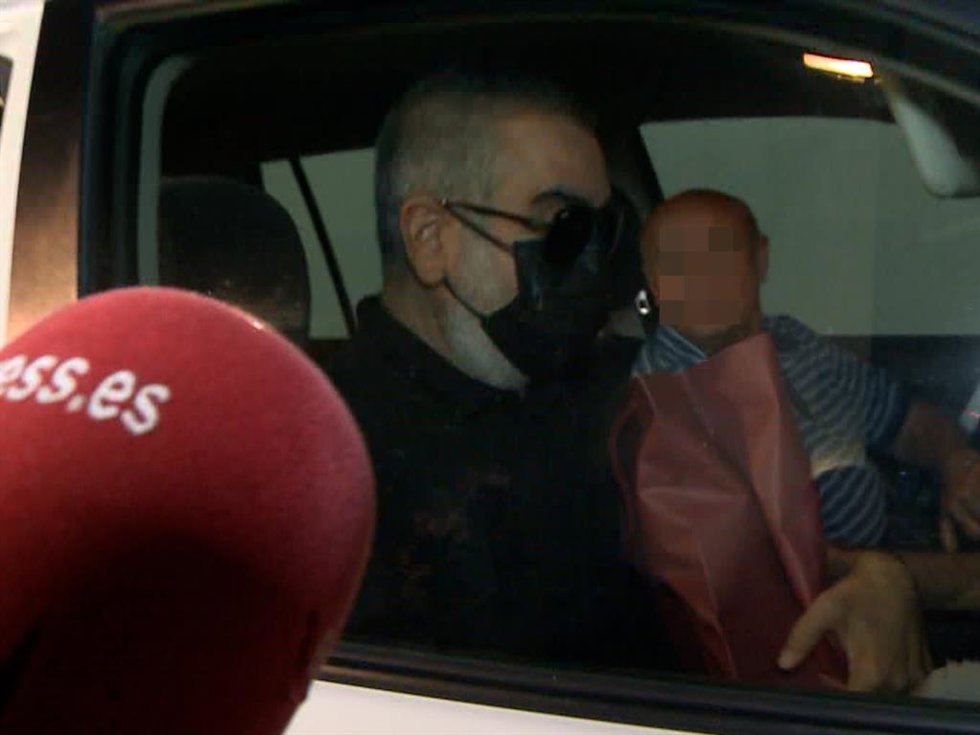 AGUSTÍN PANTOJA SALE DEL TANATORIO CON LAS CENIZAS DE DOÑA AÑA