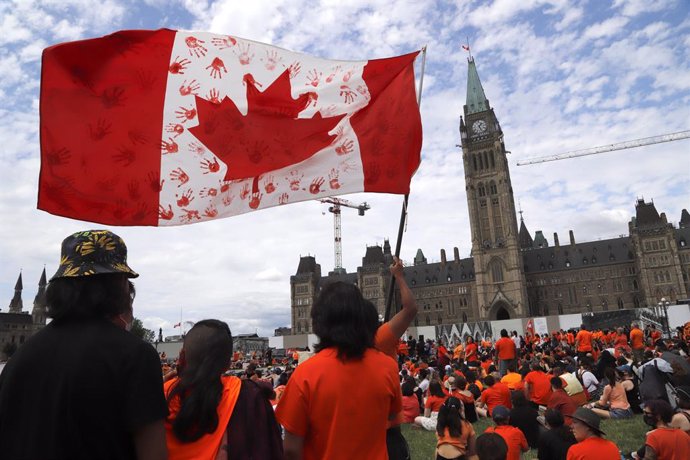 Archivo - 01 July 2021, Canada, Ottawa: People dressed in orange as they take part in the Every Child Matters march through the streets of Ottawa on Canada's Day to honour the memory of more than 1000 Indigenous children who lost their lives at resident