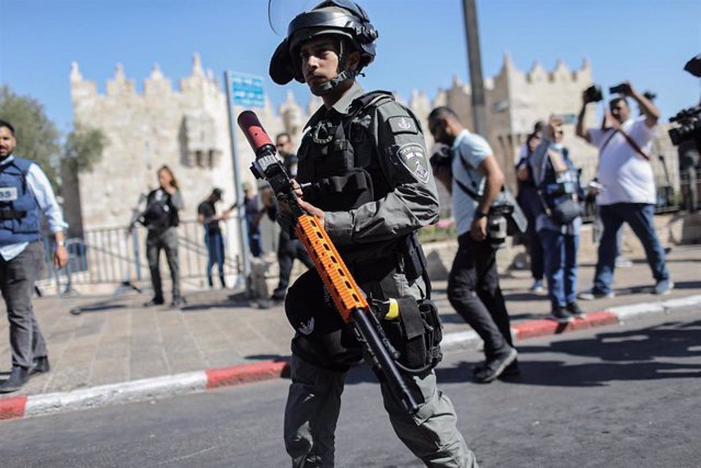 Archivo -  Un miembro de las fuerzas de seguridad israelíes toma posición durante enfrentamientos cerca de la Puerta de Damasco de la Ciudad Vieja de Jerusalén