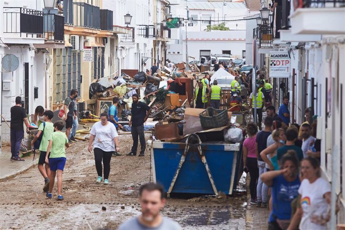 Tareas de limpieza en las calles del pueblo al día siguiente del temporal de lluvia que sufrió la provincia de Huelva a 24 de septiembre 2021 en Lepe (Huelva, Andalucía) .El temporal de lluvias registrado este jueves ha provocado graves inundaciones en 