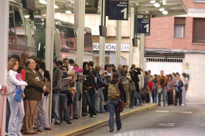 Archivo - Viajeros esperando el autobús en Gijón en una imagen de archivo.
