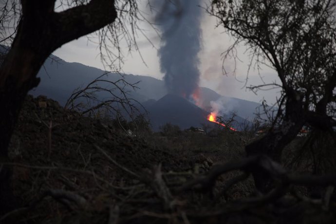 El volcán de Cumbre Vieja en La Palma vuelve a expulsar lava y piroclastos tras horas de relativa inactividad, a 27 de septiembre en Tacande de Abajo, El Paso, La Palma, Santa Cruz de Tenerife, Canarias (España). El volcán de Cumbre Vieja, que el pasado