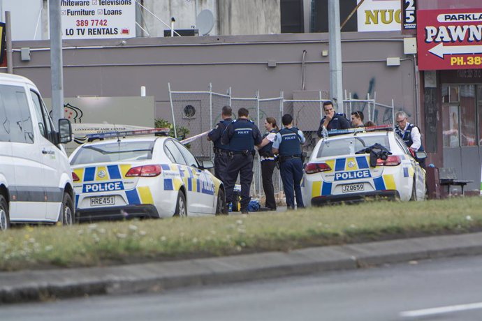 Archivo - Policías tras el atentado contra dos mezquitas en la localidad de Christchurch, en Nueva Zelanda