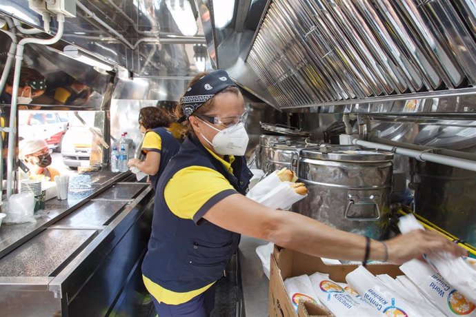 Voluntarias de World Central Kitchen, la ONG del chef José Andrés, reparten comida entre los trabajadores y voluntarios que asisten a los afectados por el volcán de Cumbre Vieja