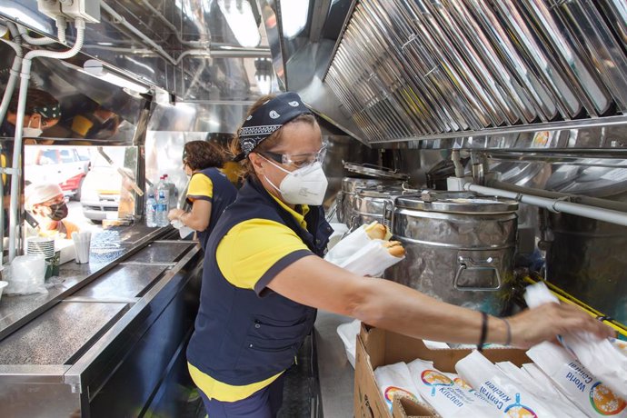 Voluntarias de World Central Kitchen, la ONG del chef José Andrés, reparten comida entre los trabajadores y voluntarios que asisten a los afectados por el volcán de Cumbre Vieja, en La Palma, a 26 de septiembre de 2021. La ONG del célebre chef ha acudid