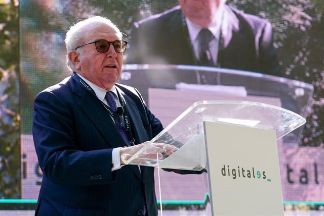 Archivo - El presidente de DigitalEs, Eduardo Serra, interviene en la segunda jornada de ‘DigitalES Summit 2021’, a 8 de julio de 2021, en el Real Jardín Botánico, Madrid, (España). 