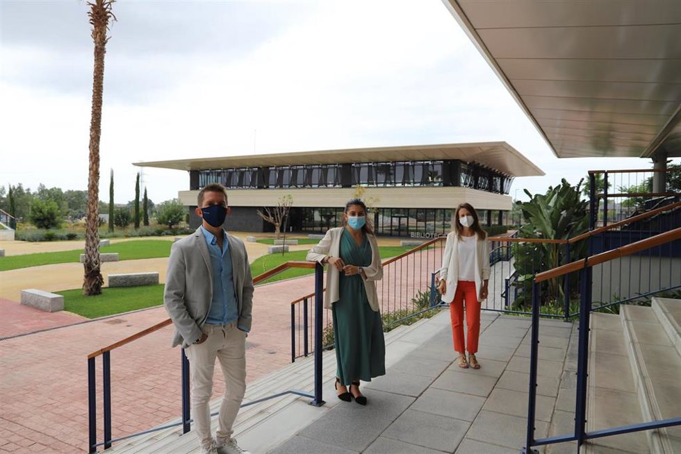 La doctoranda del Programa Doctorado en Piscología de la Universidad Loyola Ariana García Nevares ha defendido su tesis en el Salón de Actos del Campus de Sevilla de la Universidad Loyola.
