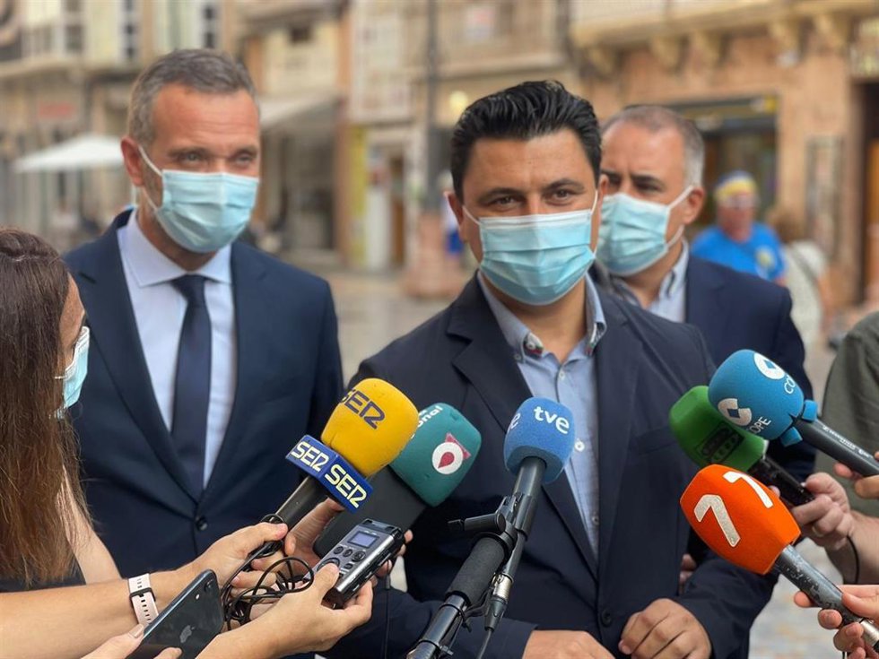 El secretario general del PP, José Miguel Luengo, atiende a los medios