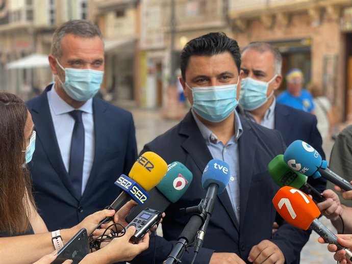 El secretario general del PP, José Miguel Luengo, atiende a los medios