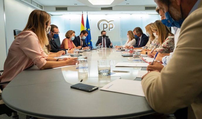 Archivo - El líder del PP, Pablo Casado (c), preside la reunión del Comité de Dirección del PP, a 30 de agosto de 2021, en Madrid, (España). Se trata de la primera reunión del partido tras el parón estival.
