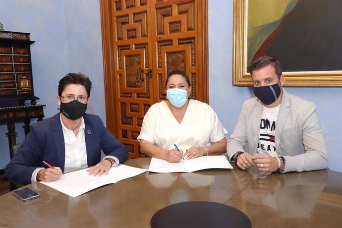 La presidenta de Iprodeco, Dolores Amo (centro), en la firma del acuerdo con Fuente Tójar.