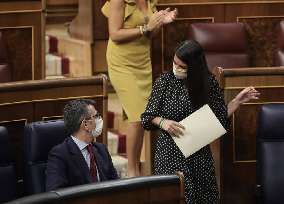 La portavoz adjunta de Vox en el Congreso, Macarena Olona (d) y el ministro de Presidencia, Relaciones con las Cortes y Memoria Democrática, Félix Bolaños, (i), en una sesión plenaria de la Cámara Baja