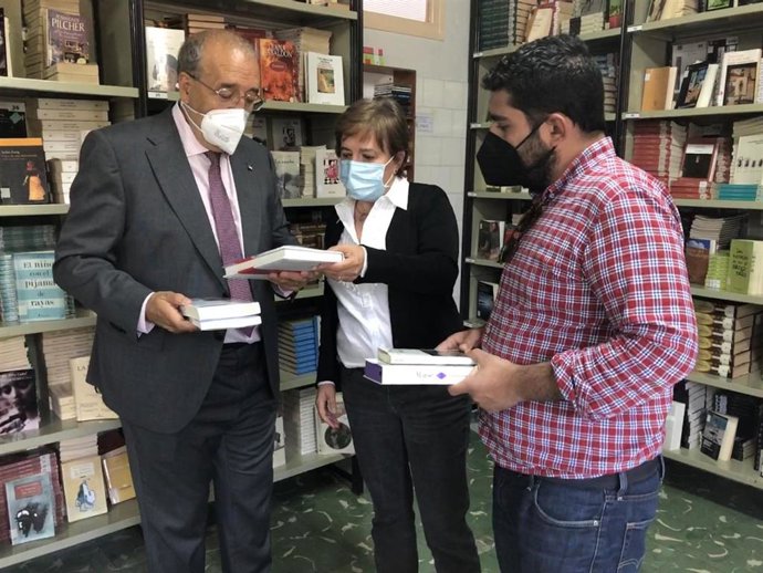 El presidente de la DPT, Manuel Rando, y el diputado delegado de Cultura, Diego Piñeiro, durante su visita al servicio de Biblioteca de la DPT, con su responsable Lourdes Felipe