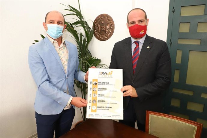 El delegado de Empleo en la Diputación de Córdoba, Miguel Ruz (izda.), en la presentación del programa.