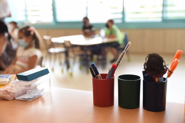 Recipientes llenos de lápices en una de las aulas de colegio (recurso)