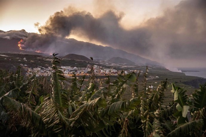 Columna de humo y lava del volcán de Cumbre Vieja a su llegada al Océano Atlántico, a 29 de septiembre de 2021, en La Palma, Santa Cruz de Tenerife, Islas Canarias, (España). La lava del volcán, que entró el 19 de septiembre en erupción, ha provocado un