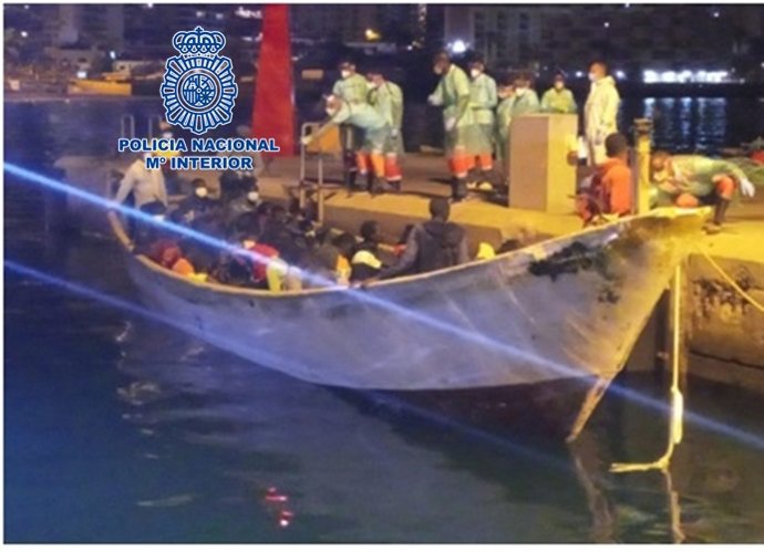 Archivo - Detenidos los cuatro patrones de un cayuco que llegó con 72 migrantes a Los Cristianos (Tenerife)