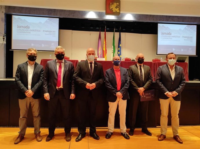 El presidente de la Diputación, Antonio Ruiz (tercero por la izda.), en la inauguración de las jornadas sobre cooperativas locales energéticas.