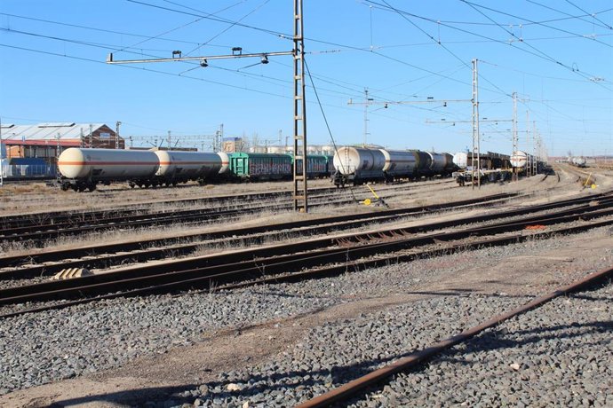 Archivo - Vías del tren Alcázar de San Juan