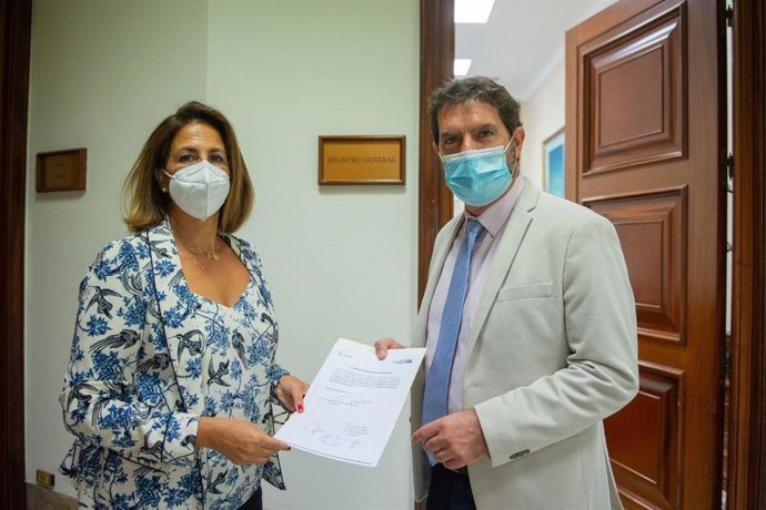 Los diputados nacionales Partido Popular, Isabel Borrego y Juan Luis Pedreño, presentan en el Congreso de los Diputados una Proposición No de Ley