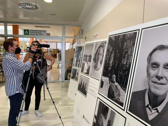 Una exposición en el Hospital Virgen de la Victoria de Málaga visibiliza a los pacientes osmotizados y a los profesionales que los atienden