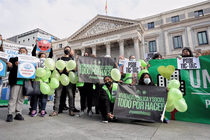 Protesta durante la presentación de la Ley de garantía del derecho a la vivienda digna y adecuada, en la Plaza de las Cortes, a 30 de septiembre de 2021, en Madrid (España). 