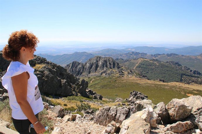 La presidenta de la Diputación, María Eugenia Limón, en su visitia al Geoparque Villuercas-Ibores-Jara (Cáceres).
