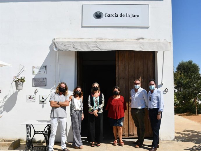 La delegada territorial de Agricultura, Ganadería y Pesca de la Junta de Andalucía en Cádiz, Ana Bertón, durante la visita a las instalaciones de la bodega Hermanas García Saborido en Sanlúcar.