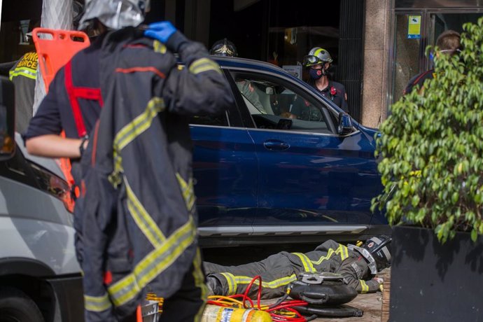 Dos ferits quan un cotxe ha envestit accidentalment una terrassa a Barcelona