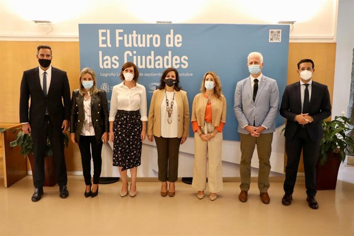 La ministra de Transportes, junto a Concha Andreu, Pablo Hermoso de Mendoza, y los representantes de la UE, en la inauguración del Diálogo 'El futuro de las ciudades".