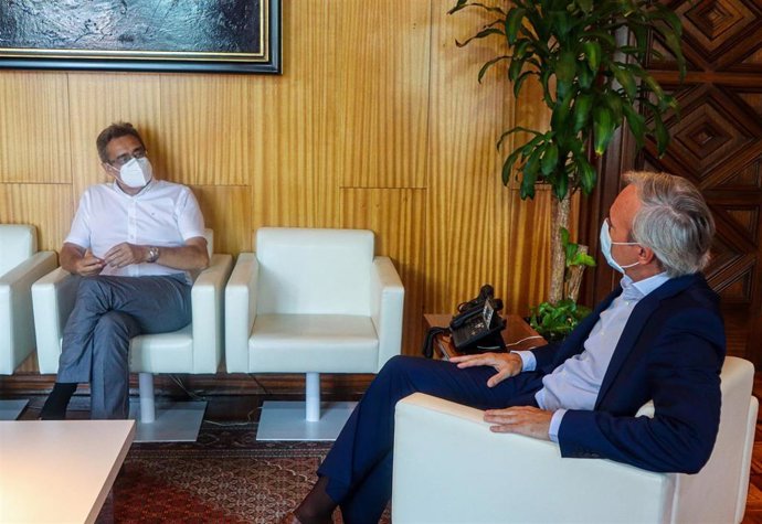 El portavoz de VOX, Julio Calvo, con el alcalde de Zaragoza, Jorge Azcón