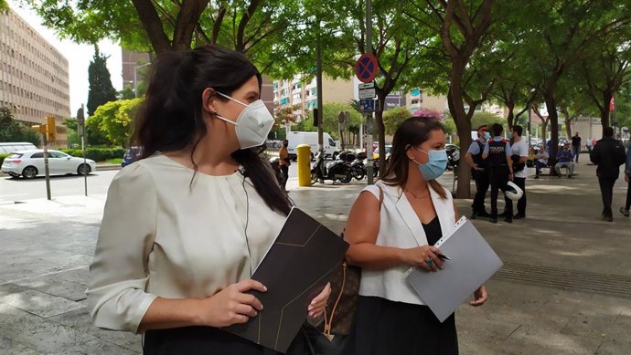 Las abogadas Carla Vall y Marta Ariste, que representan a la familia materna del niño asesinado en Barcelona, el 30 de septiembre de 2021.