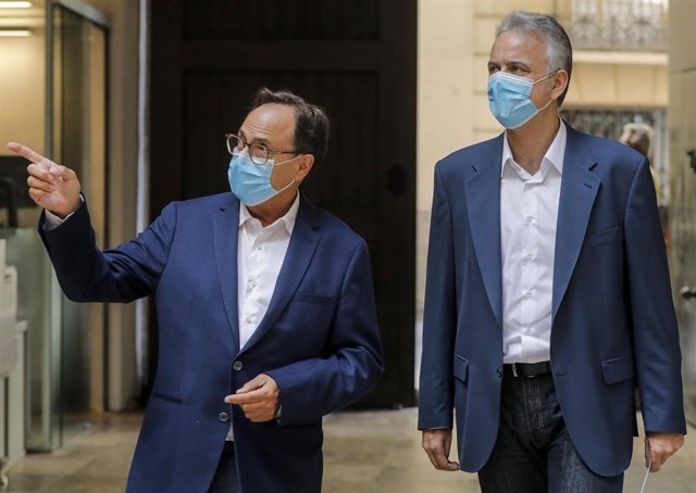 El conseller de Hacienda y Modelo Económico de la Generalitat Valenciana, Vicent Soler (i), y el vicepresidente segundo de la Generalitat Valenciana y conseller de Vivienda y Arquitectura Bioclimática, Héctor Illueca (d), se reúnen para abordar la elabora