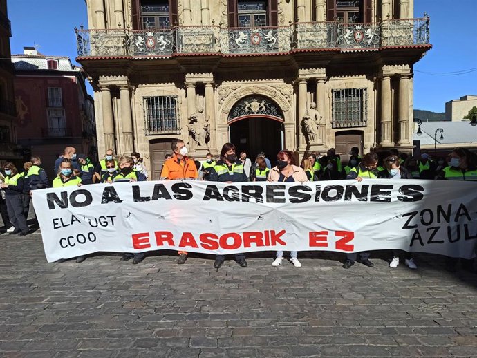 Concentración de trabajadores de la zona azul contra la agresión sufrida en la Txantrea por un compañero