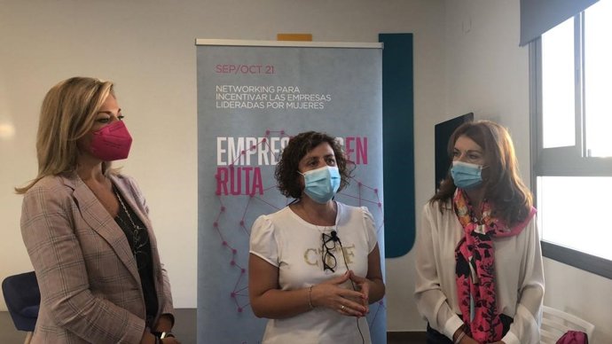 La vicepresidenta tercera de la Diputación de Córdoba y delegada de Igualdad, Alba Doblas (centro), asiste a la presentación de la iniciativa 'Empresarias en Ruta' en Pozoblanco.
