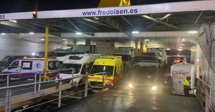 Traslado de vehículos de emergencias a La Palma a bordo de un buque de Fred.Olsen