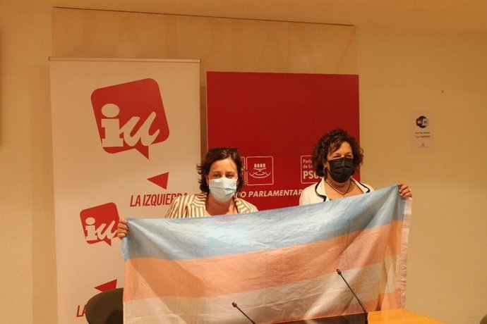 Las diputadas de IU, Henar Moreno, y del PSOE, Ana Santos