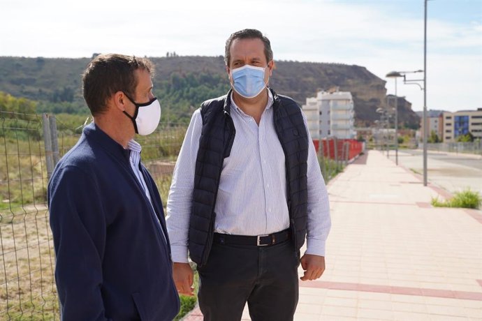 El teniente de alcalde de Monzón y portavoz de Cs en el Ayuntamiento, Raúl Castanera, y el diputado de Cs en las Cortes de Aragón, Carlos Ortas.